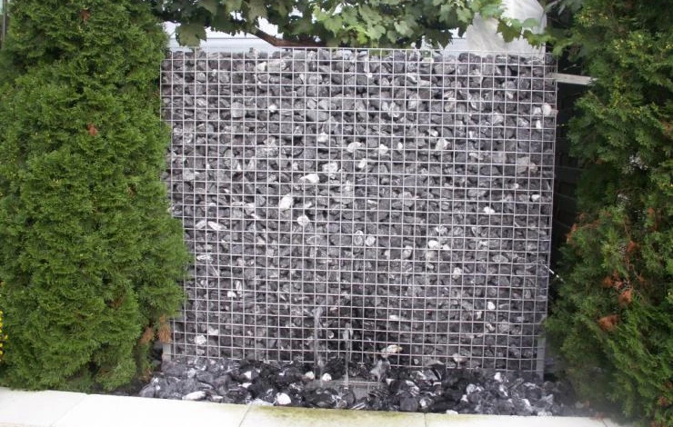 Стена из сетки и камней
