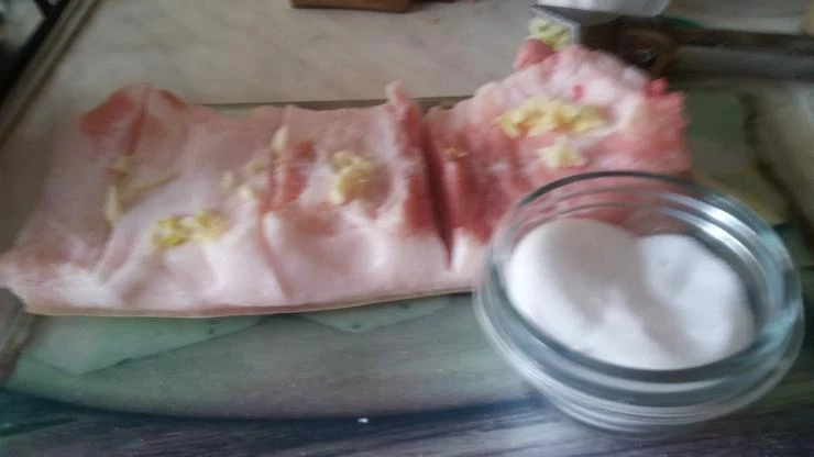 сало с чесноком и солью