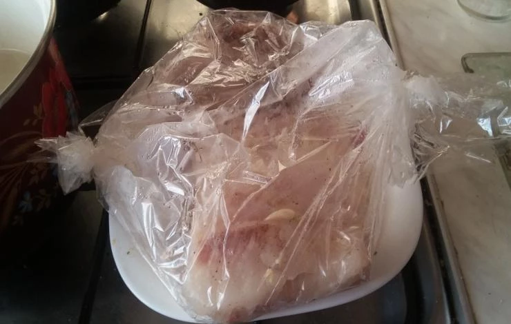 вареное сало в рукаве