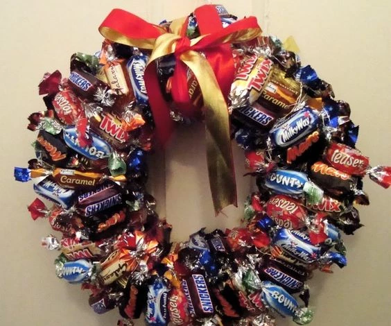 Фото: Новогодний венок из конфет