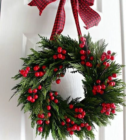 новогодний венок из хвойных и рябины