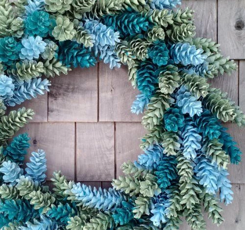 новогодний венок на дверь из шишек