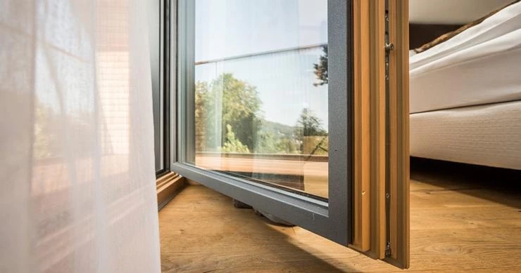 деревянные двери на балкон