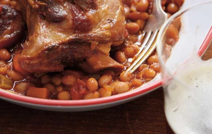 куриные окорочка с белой фасолью в томатном соусе