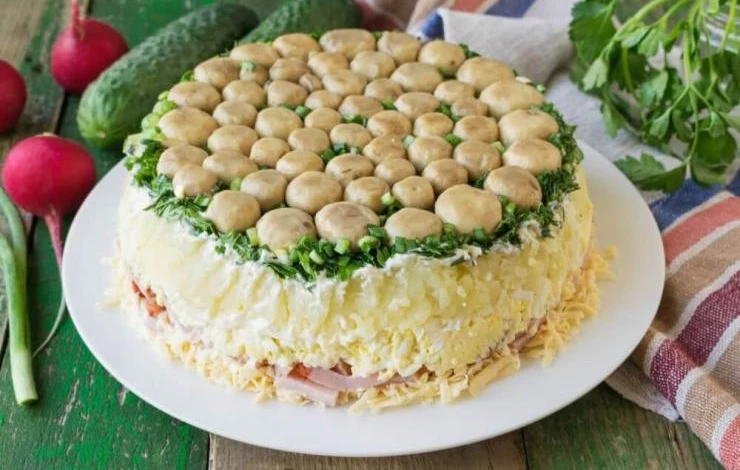 салат с картошкой, грибами и огурцами