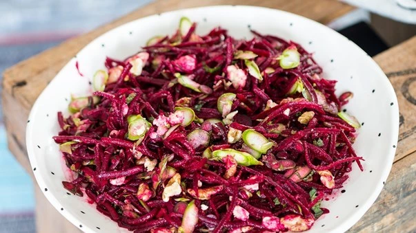 салат со свеклой, курицей, картошкой