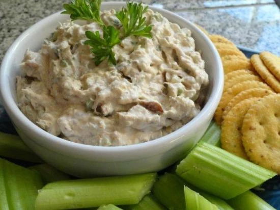 салат с картошкой, шпротами, яйцами, огурцами