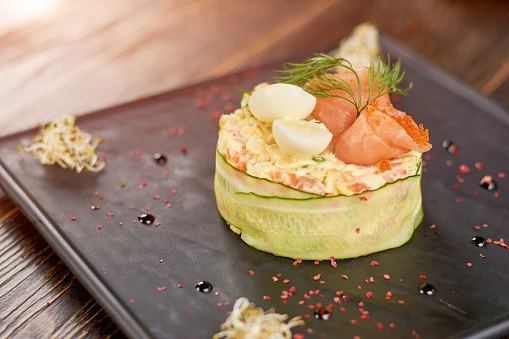 салат с красной рыбой, картошкой, болгарским перцем