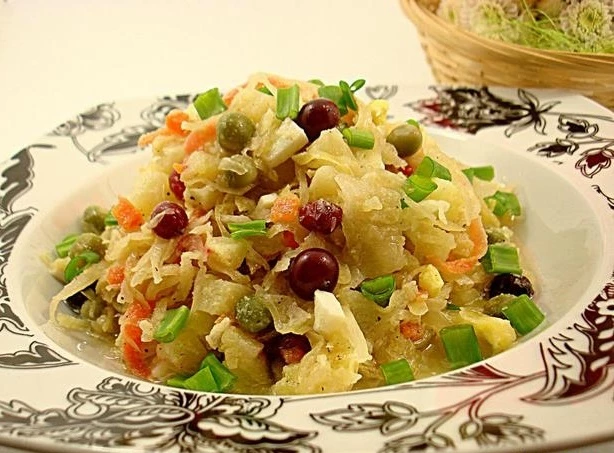 картофельный салат с квашеной капустой и горошком