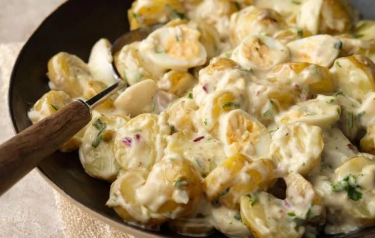 салат с картошкой, курицей и яйцами