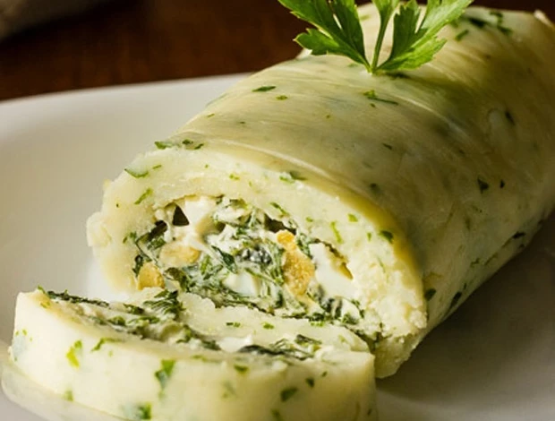 картофельный рулет с луком и яйцом