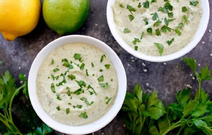 белый соус с зеленью и огурцом простой рецепт