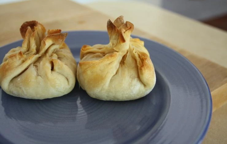 мешочки из слоеного теста с рыбой