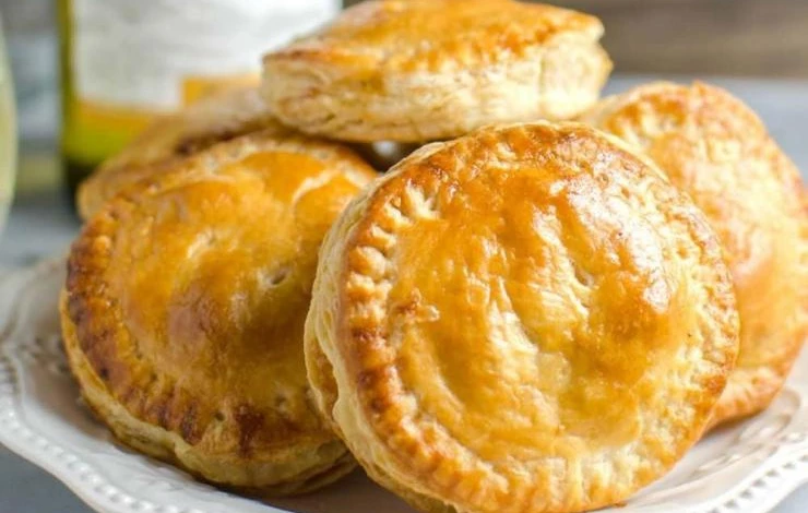 круглые пирожки с помидорами и сыром