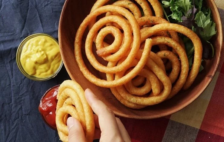 жареные завитушки из картофельного пюре