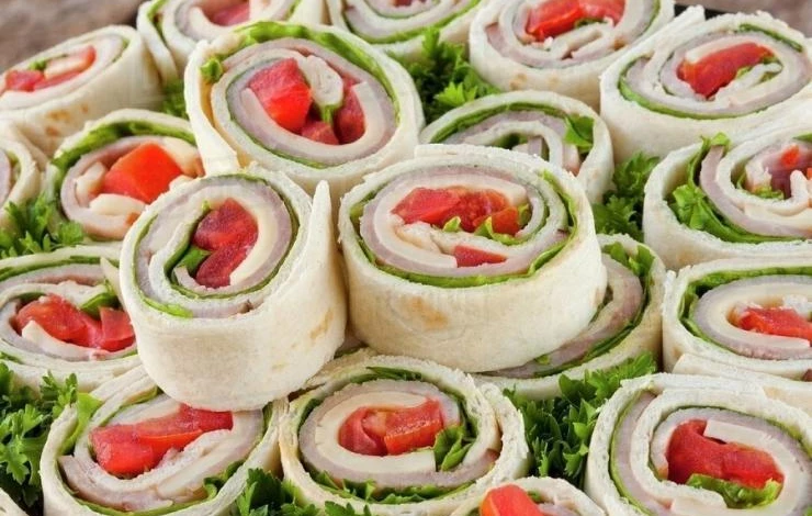 роллы из лаваша с сыром и помидорами