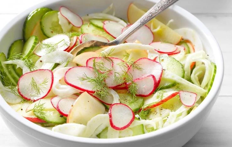 салат с огурцом редисом и яйцом