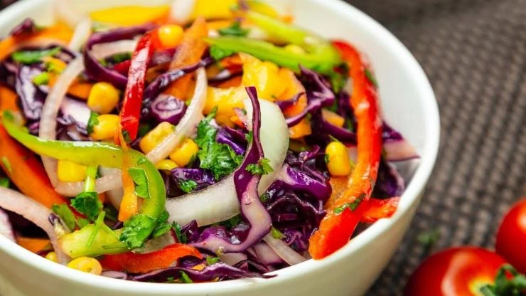салат из красной капусты с кукурузой и перцем