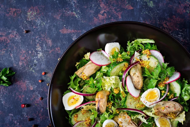 салат из индейки с огурцами и яйцами