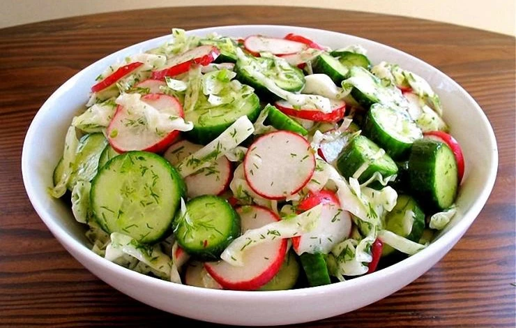 салат из капусты с огурцами и редисом