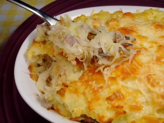 Картофельная запеканка с квашеной капустой и сосисками