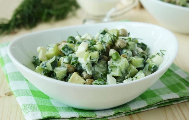 Зеленый салат с огурцом