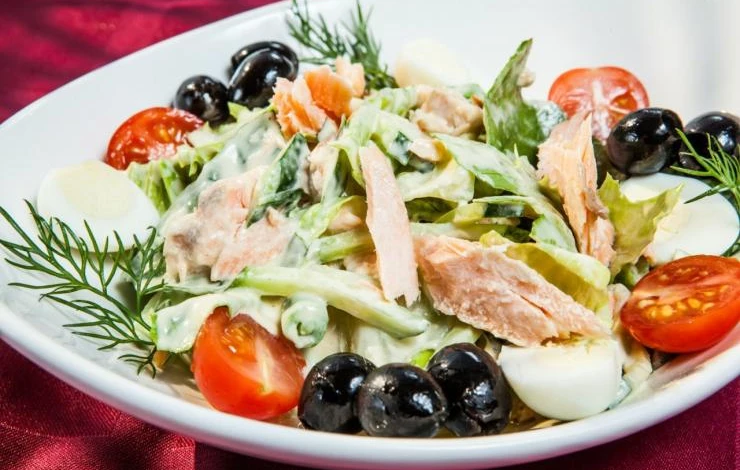 Салат с консервированной рыбой