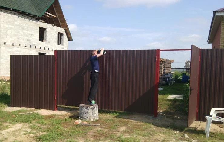 Монтаж забора из профнастила