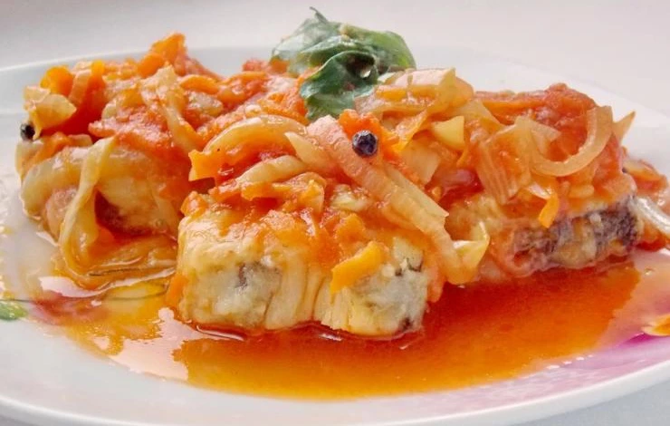 Хек, тушенный с овощами