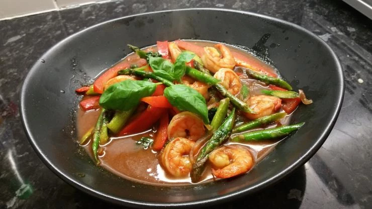 Рагу с креветками и спаржей