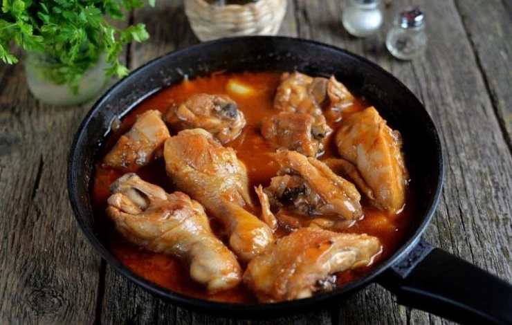 Тушеная курица на сковороде