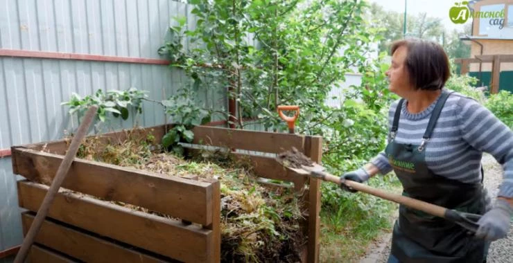 посыпьте компост землей