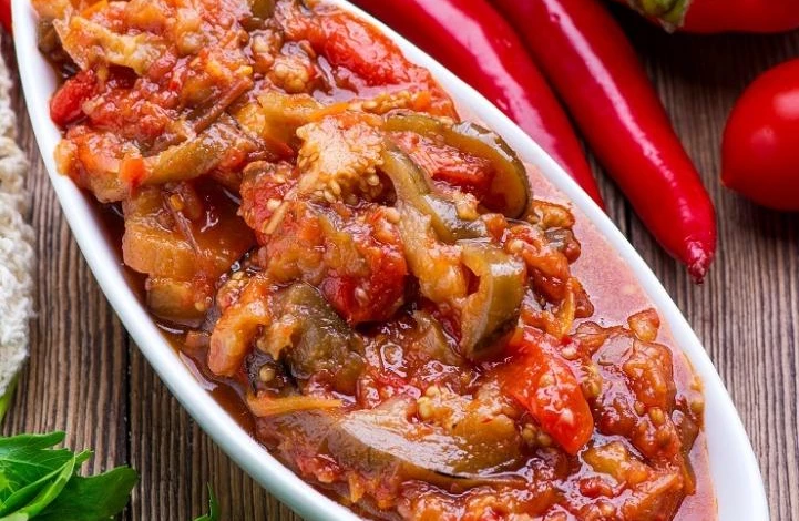 Баклажаны с овощами в томатном соусе рецепт