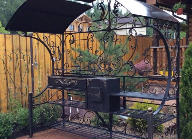 необычное оформление зоны барбекю