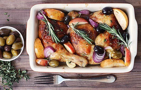 Курица с яблоками и маслинами