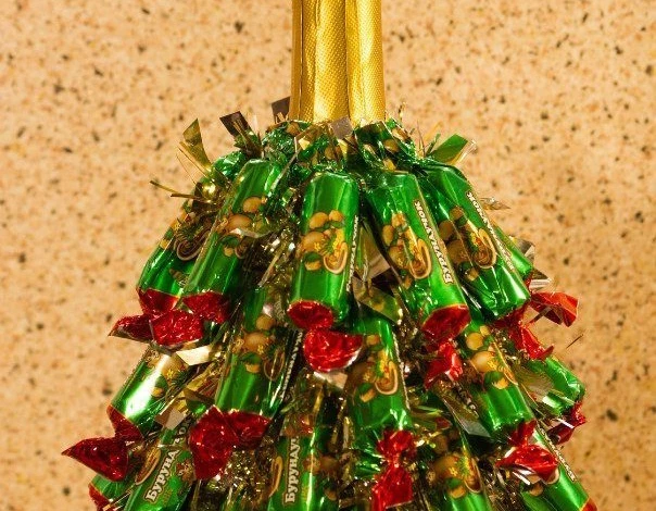 елочка из конфет шампанское