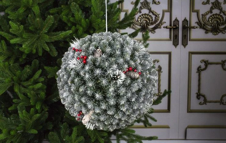 шар из шишек на новый год