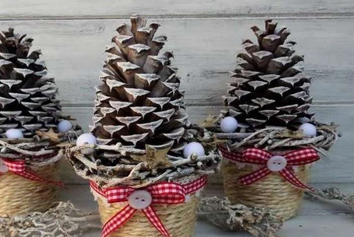украшение из шишек на новый год елка