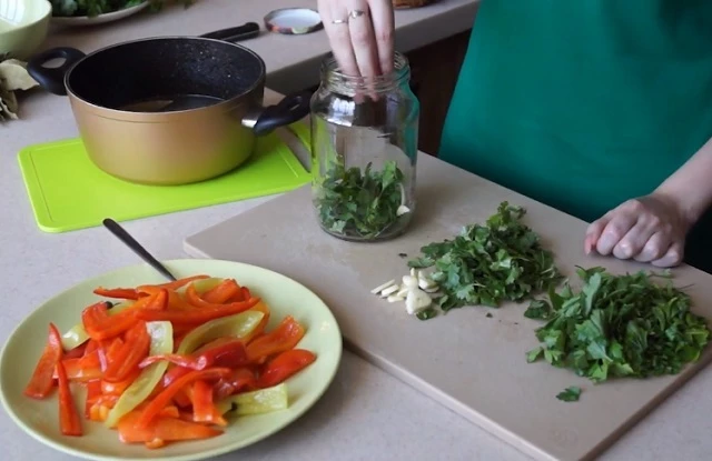 Овощи для заготовки укладывают в банку слоями
