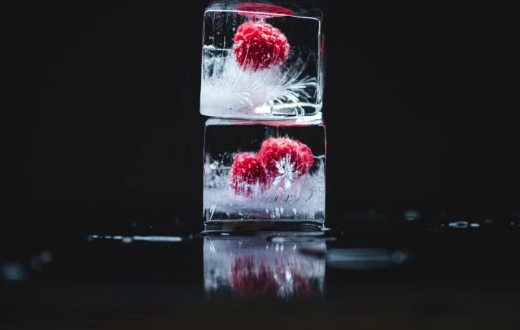 Как заморозить цельную малину во льду в контейнере