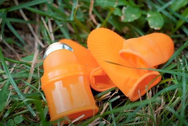 Напалечник с лезвием