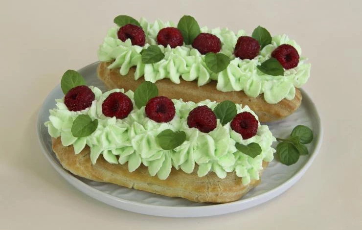 Эклеры с ягодой