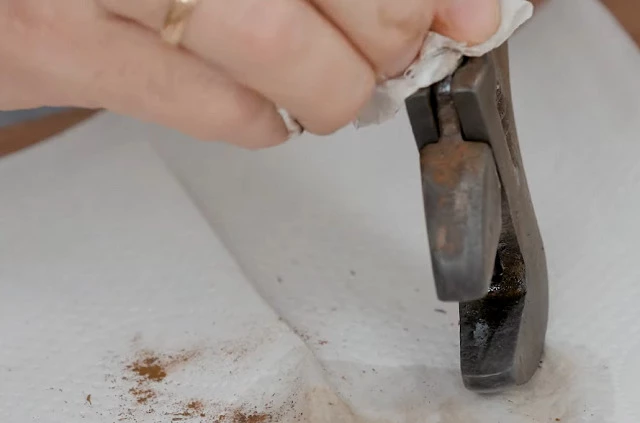 Удаление ржавчины с садового инструмента