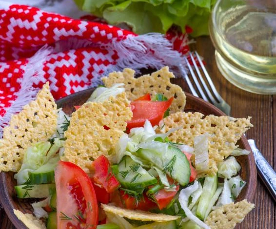 Овощной салат с сырными чипсами