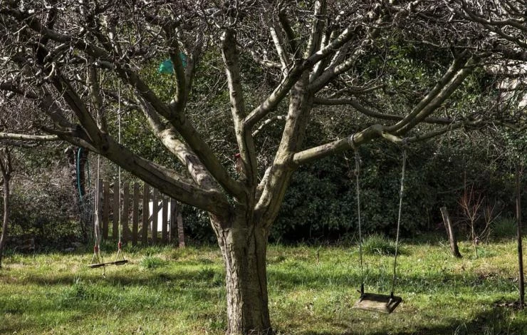 из чего сделать качели для дачи