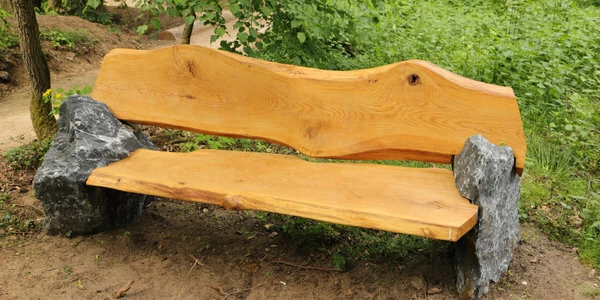 Скамейка из дерева и камня