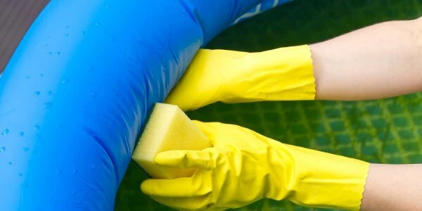 Ручная чистка бассейна