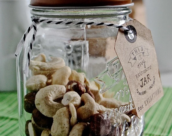 Емкость с орехами