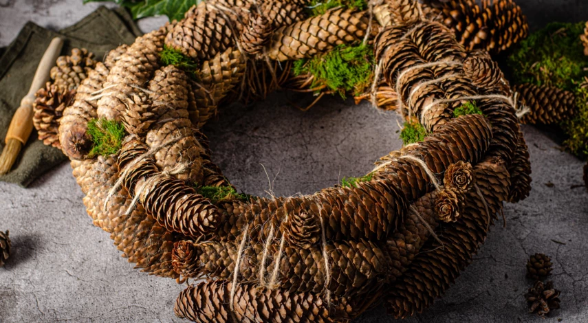 Венок из шишек