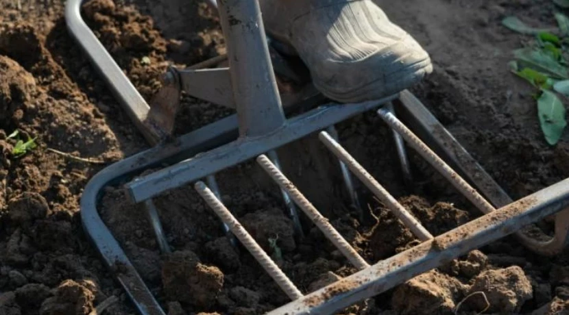 Копание почвы чудо-лопатой